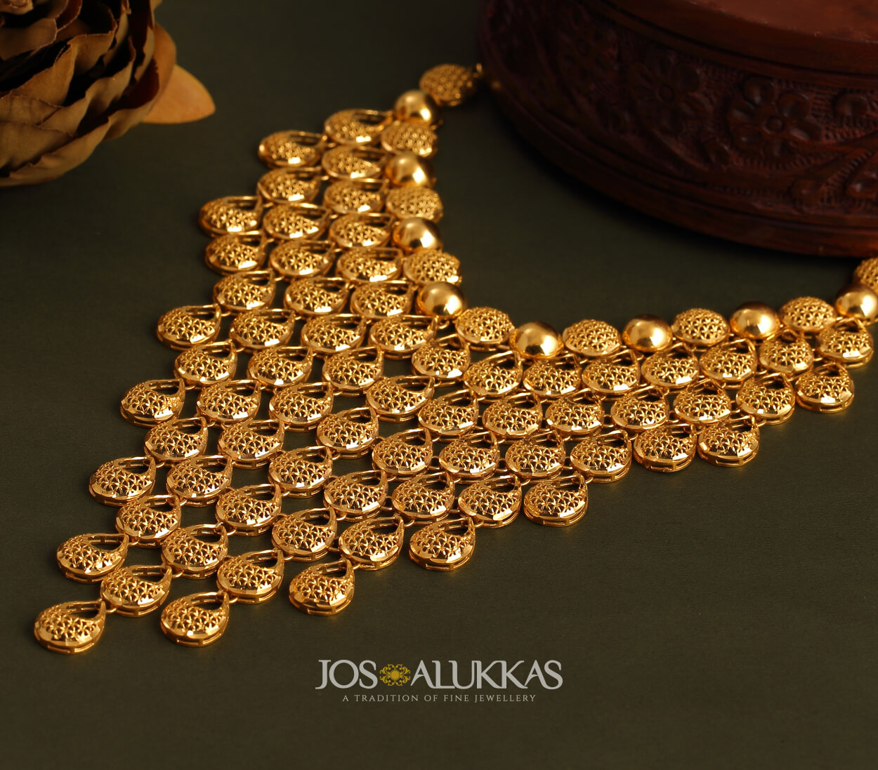 Alukkas fashion necklace